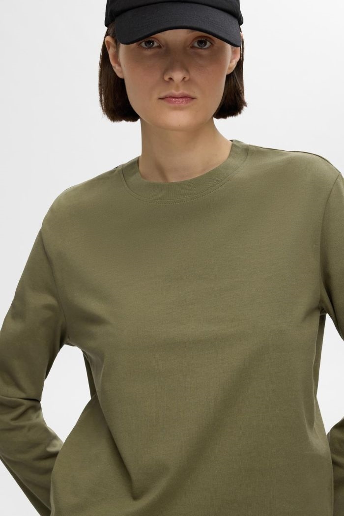 Essential LS Boxy Tee, KalamataEssential LS Boxy Tee, Kalamata